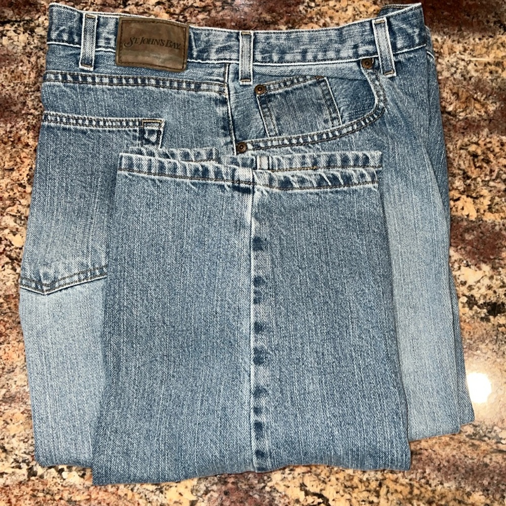 Men’s 42x30 St John’s Bay • Loose Fit • Straight Leg • Blue Jeans • EUC Like New